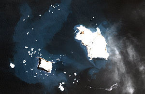 Der Nelson Channel zwischen Candlemas Island (rechts) und Vindication Island (links)