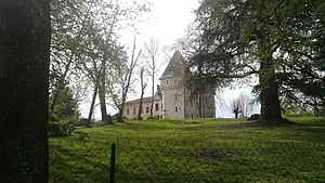 La tour à l'arrière de la bâtisse