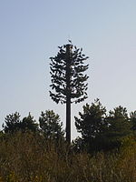 Предавателна антена мачта, облечена като дърво, близо до Блоемендаал ан Зее, Нидерландия