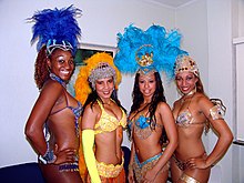 4 танцовщицы самбы позируют фотографу во время карнавала в Рио-де-Жанейро в 2008 году.