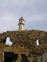 שרידי המצודה של דאהר אל עומר בכפר דיר חנא; ברקע צריח המסגד המקומי