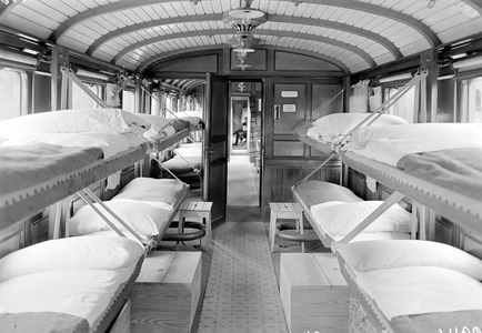 Voiture passager d'un train sanitaire transformée en voiture couchettes (1914-1918).