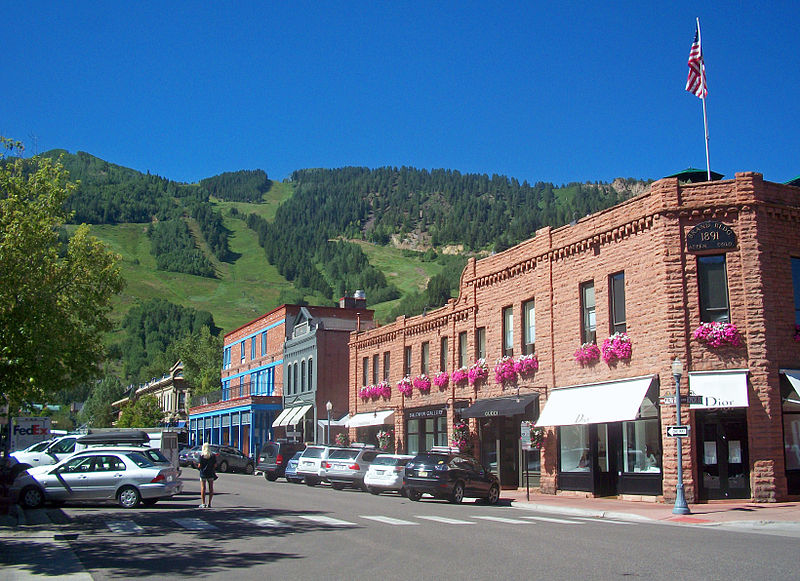 File:Downtown Aspen, CO, with view to ski slopes.jpg
