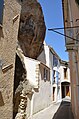 Une ruelle dans le vieux village avec certaines habitations intégrées dans la roche.