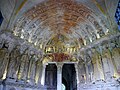 Portail de l'Église Notre-Dame de Mont-devant-Sassey, Meuse, Lorraine, France. Ce portail gothique de 1250 est dédié à la vierge, sur le modèle de celui de la Cathédrale de Reims. La statuaire gothique ainsi que sa polychromie sont d'origine.