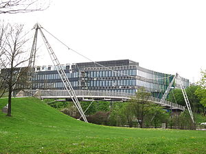 Fußgängerbrücke über die Schenkendorfstraße