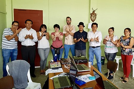 Foto de grupo en el colegio de Cotundo (Ecuador)