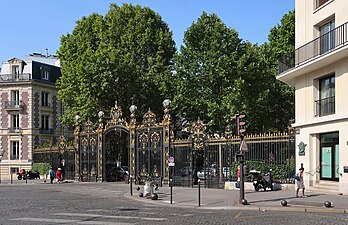 Entrée depuis la place du Général-Brocard.