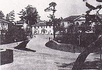 広島大本営（右の建物）。左隅は昭憲皇太后御座所。左上に広島城天守が見える。