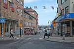 Barnarpsgatans norra ände mot Vättern, efter korsningen med Västra Storgatan. I huset till vänster låg tidigare huvudpostkontoret i Jönköping.