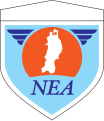 東北方面隊（2代目）。担当隊区たる東北地方6県が描かれている。両側の羽は東北6県を現し、伊達政宗の旗印をモチーフとしている。NEAは東北方面隊の英略称。