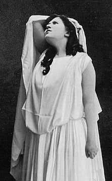Жанна Жервиль-Реаш[англ.] (Орфей) в опере «Орфей и Эвридика». Париж, Опера-Комик, 1899