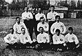 L'équipe de France USFSA le 13 mars 1904 au Parc des Princes face à Southampton[12]. Mesnier est accroupi à gauche.