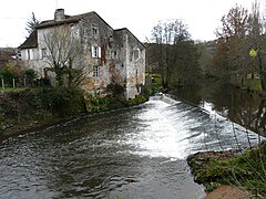 Le Change : château de Maleffe au bord de l'Auvézère.