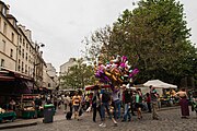 La parte bassa della via e il suo mercato.