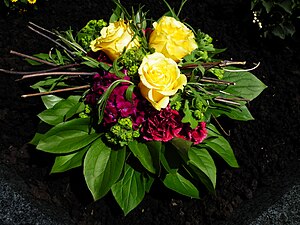 Deutsch: Strauß mit Rosen (Rosa cultivars) und...