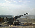 Soldados canadienses disparan un M777 en una base de operaciones avanzada en la provincia de Helmand en Afganistán, abril de 2007