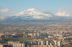 Anvista de Catania con o vulcán Etna
