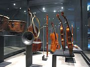 Strumenti del XVIII secolo fra i quali trombe da caccia di Carlin