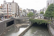 中島川とその両岸のバイパス水路（左：通常時、右：干潮時の河川増水状態）