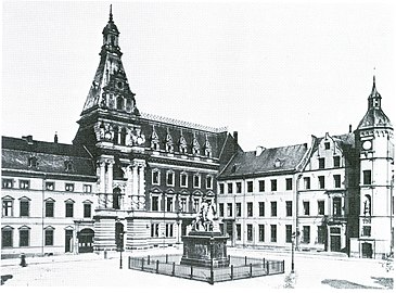 Neues Rathaus am Marktplatz, (1889)[8] links daneben das Grupello-Haus, auf dem Platz das Jan-Wellem-Reiterdenkmal