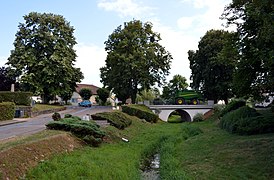 Le ruisseau de Noironte au centre du village.