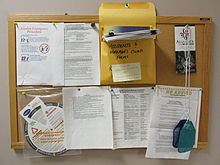 Bacheca nell'ufficio di un museo con documenti di pianificazione, risposta e salvataggio da utilizzare durante le emergenze.