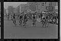 Luc Van Goidsenhoven wint de eindsprint in de Omloop van het Waasland 1972 in Kemzeke. (collectie KOERS. Museum van de Wielersport).