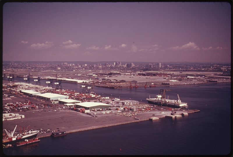 File:PORT OF NEWARK, NEW JERSEY. THE NEW YORK, NEW JERSEY METROPOLITAN REGION IS ONE OF THE MOST CONGESTED URBAN AND... - NARA - 555760.jpg