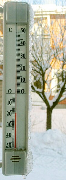 A typical Celsius thermometer measures a winter day temperature of -17 degC Pakkanen.jpg