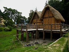 Nachbauten der Pfahlbauten auf dem Museumsgelände