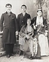 Понтийско семейство от Русия в началото на века, облечено в традиционна носия