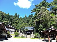 虎捕山津見神社境内