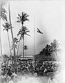 Ceremonia de izamiento de la bandera alemana que conmemora la creación de Samoa Alemana en 1900.