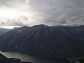 Blick vom Rofan über den Achensee zur Seekar- (l) und Seebergspitze (r)