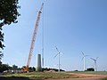 Eine weitere im Aufbau befindliche Windturbine (Enercon E-101) (Juni 2011)