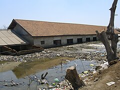 Escuela destruida por el flujo de lodo.