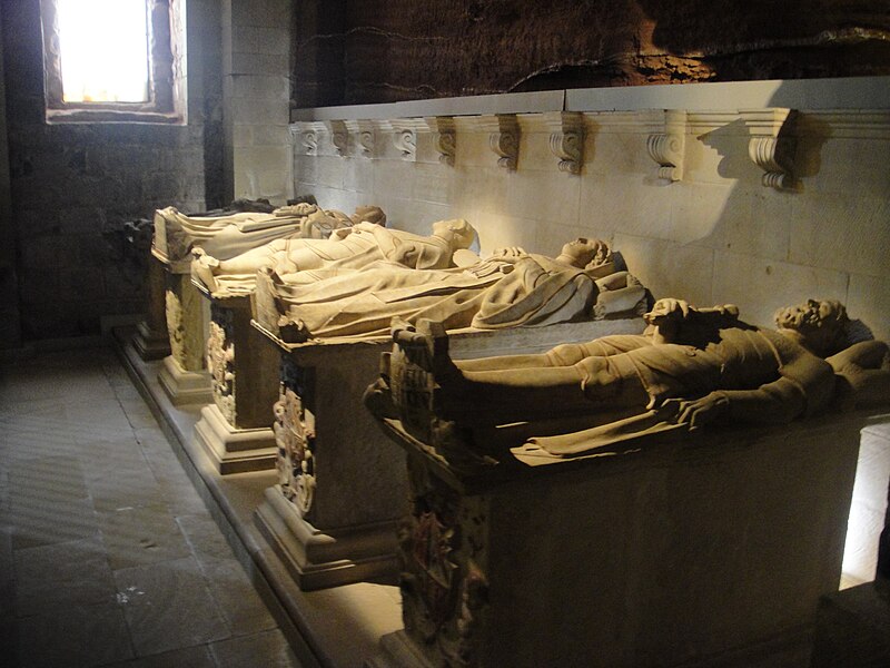 File:Sepulcros reales. Monasterio de Santa María la Real de Nájera--2.JPG
