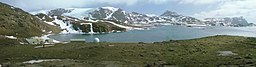 Panoramabild över en bukt på Signy Island i Sydorkneyöarna. I den vänstra delen av bilden syns en forskningsstation.