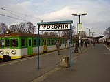 Stacja kolejowa w Wołominie. Pociąg Kolei Mazowieckich do Warszawy Wileńskiej.(2008)