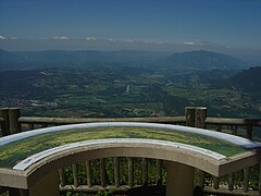 Belvédère à un kilomètre du sommet (Molard Noir), avec vue sur l’Avant-Pays savoyard et le Bugey.