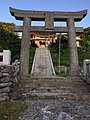 Vue extérieure du sanctuaire de Tajima avec la nature environnante