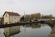 Le pont-levis sur le canal de la Sambre à l'Oise .