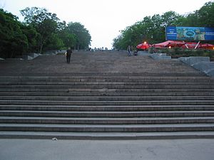 המדרגות במבט מלמטה - הפודסטים מחוץ לטווח הראייה.