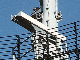 Антенный пост РЛС AN/SPS-55 на американском фрегате FFG-58 «Самуэль Робертс»