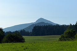 Vrch Ralsko se stejnojmenným hradem, v popředí Velký Jelení vrch v bývalém vojenském prostoru