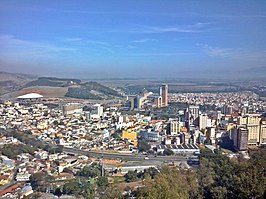 Uitzicht op Aparecida gezien vanaf het uitkijkpunt op de heuvel Morro do Cruzeiro