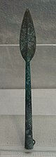 单耳柳叶形铜矛，出土自祥云红土坡遗址，藏于大理州博物馆