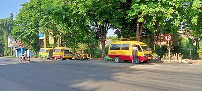 Tampak angkutan kota parkir di depan area terminal