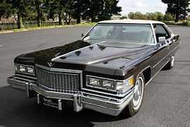 1975 Cadillac Sedan Deville с квадратными фарами